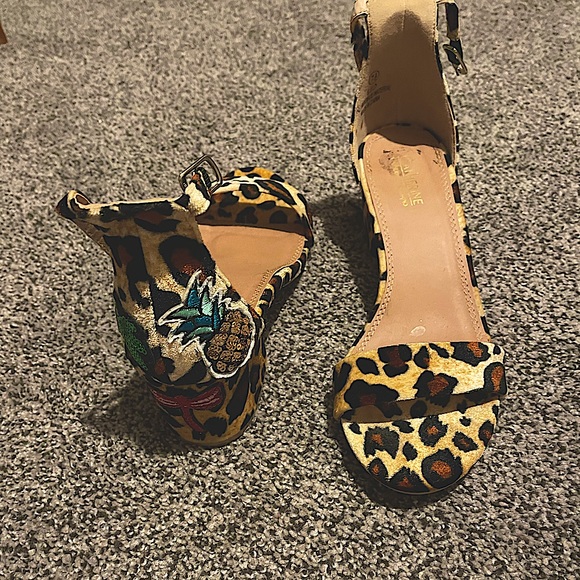 Cheetah shirt heel wedges! Cute uniquely designed pattern on backs 👠 - Picture 1 of 4